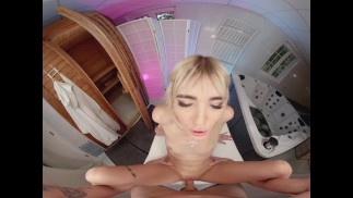 Luna B-Bunny não se importa se alguém entra na sauna enquanto ela te fode
