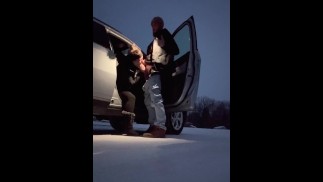 Hinterhältiger Sex draußen in Snow, großer Schwanz und riesiger Orgasmus