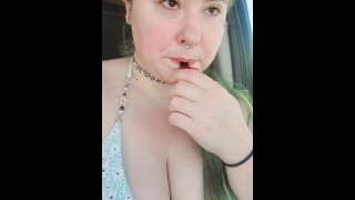 ¡La novia stoner muestra tetas perfectas!