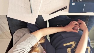 Verveelde zich op school en had wat plezier - Klassikale handjob en rommelige cumshot voor een jongensspeeltje