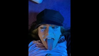 Salope Trans de 20 ans s’auto-éjacule sur le visage et avale 💦