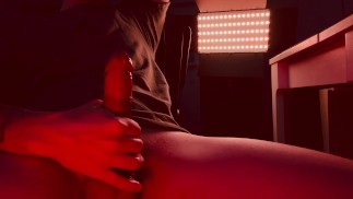 Votre voisin excité branle sa bite dure sur vous