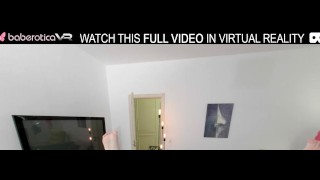 Chica flaca rubia en solitario Milka Way juega con un juguete sexual rosa en el sofá en realidad virtual.