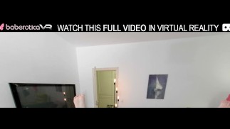 ソロブロンドスキニーガールMilkaウェイは、VRでソファでピンクの大人のおもちゃで遊んでいます。