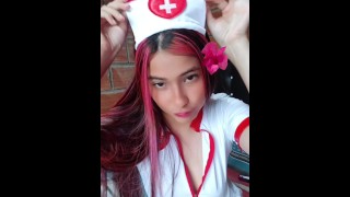 NICIE NURSEは私に彼女の猫と彼女の膣を見せてくれますか?