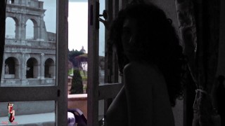 Bellissima italiana si affaccia dal balcone con le tette enormi