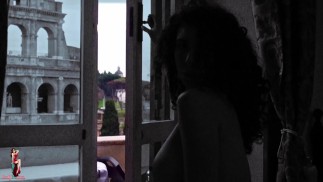 Bellissima italiana si affaccia dal balcone con le tette enormi