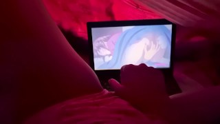 Chica amateur mira hentai sin censura en secreto.
