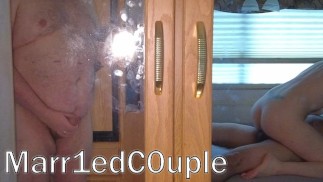 Bi Cuckold - Manžel sleduje a pomáhá, když je k tomu vyzván! Zábava v našem obytném voze.