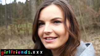 親友はハメ撮り猫をなめる前に公共の場でからかう-GirlfriendsXXX