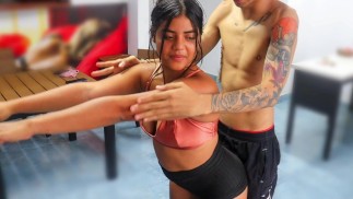 LATINA de 18 anos com uma BUNDA GRANDE, fazendo aeróbica com seu MEIO-IRMÃO