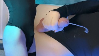 Femboyは水着でけいれんし、おなかに絶頂