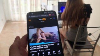 Najdu svou nevlastní matku na porno stránce a ona mě šuká výměnou za to, že neprozradím její tajemství