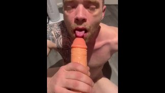 Mec hétéro suce une bite massive (vidéo complète sur mon OF)