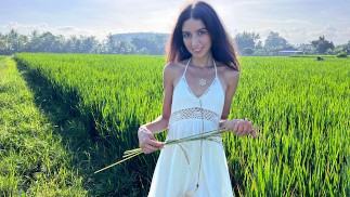 Carino Rice Picker Girl 18 anni scopa il nuovo capo nella sua fattoria - Creampie