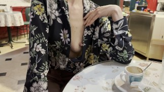Sexy blonďatá manželka blikající propíchnuté bradavky v kavárně kolem lidí na veřejnosti