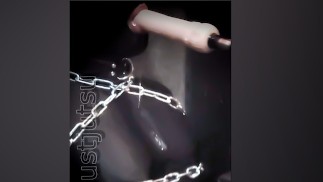 De deepthroatmachine neukt een man oraal in panty's (orale training)