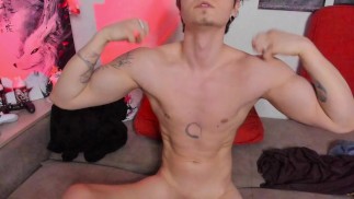 Gran Hot masturbarse!! Hombre musculoso y guapo masturbándose su gran polla. Chico sexy paja y gimiendo