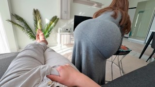 ステップママは掃除中に義理の息子を捕まえ、彼が彼女の大きな丸いお尻に中出しするのを手伝った