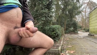 Bin im Öffentlichem Park Nackt am Wichsen und abspritzen (werde ich Erwischt)