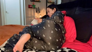 De slaapkamer stinken met scheten tijdens het lezen
