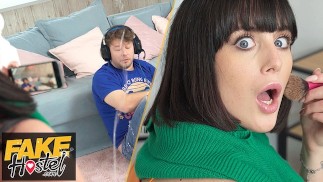 Fake Hostel - tryskanie mu w twarz jako żart przed ANAL CREAMPIE
