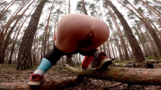 Voyage à vélo tôt le printemps, j’ai besoin de pisser à nouveau dans la forêt