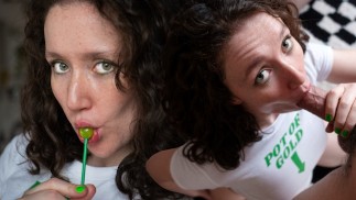 Chica irlandesa celebra el día de San Patricio con una olla de esperma