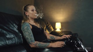 Mistress Anette - Minnie Manga - Fumo - Fetish - Tacchi alti - Tatuaggio