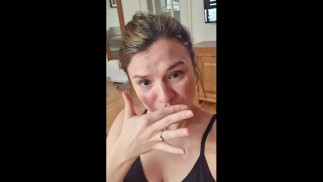 Se corre en mi cara mientras hago yoga sin previo aviso