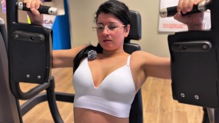 Chica Nerd de lentes se excita en el gimnasio y se folla a su gym crush