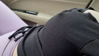 車の中で巨乳とHotブルネット
