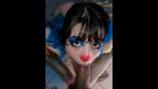 POV clowngirl salope suce votre bite et se fait baiser le visage