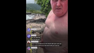 Branlette Naked risquée sur une plage publique