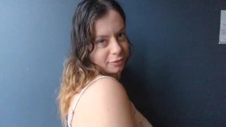 Rasgou seu short só para um creampie público.