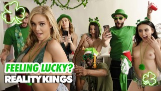 REALITY KINGS - Kali Roses, Kat Monroe y Miki Cruz cabalga la polla de Logan delante de sus amigos
