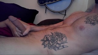 STUD mit Muskeln und Tattoos wichst seinen Schwanz ab und bläst eine MASSIVE Ladung