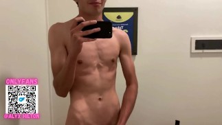 modelo Hot se masturbando enquanto está no shopping