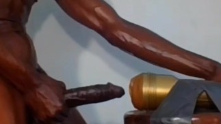 Hot geile sexy kerel komt zo hard klaar terwijl hij zijn seksspeeltje neukt!