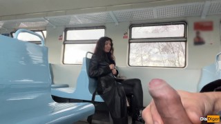 Sega pubblica sul treno finisce con un pompino da una ragazza sconosciuta - Lampeggiante del cazzo rischioso