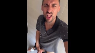 nezbedný bi fella předvádí velký penis