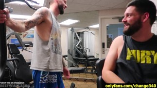 Une Guy tatouée me reproduit après l’avoir rencontré à la salle de sport de l’hôtel