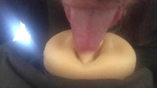 Je fais un cunni à sa chatte en fumant fleshlight