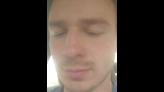 Mostrandoti la brutta roba bianca sulla mia faccia (non sperma papà)