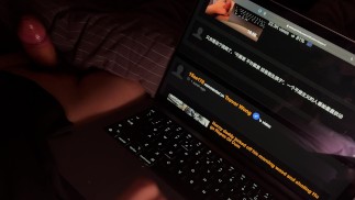 Trevor Wong está acariciando seu pau enquanto lê seu comentário. 30 minutos de afiação está me deixando louco