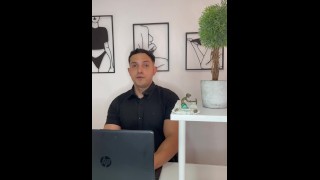 Mi compañera de trabajo me estaba grabando para un comerciar y se calento termino con mi polla en la