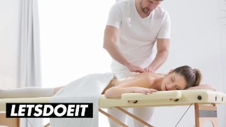 Rebecca Volpetti recibe masaje con aceite y sexo romántico con masajista - WHITEBOXXX