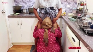 Eid Special - Muzułmańska żona MILF zdradza ze służbą domową - Hidżabi Blowjob