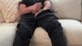 JOHNNY GESTAPELT SWIPING WIRD GEIL UND STREICHELT SEINEN GROSSEN SCHWANZ, BIS ER ABSPRITZT