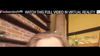 La ragazza solista, Sarah Kay, usa un grosso dildo, in VR.